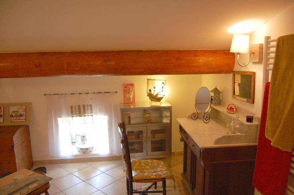 Maison D'Hotes Le Mas De Lila Vers-Pont-du-Gard Zimmer foto